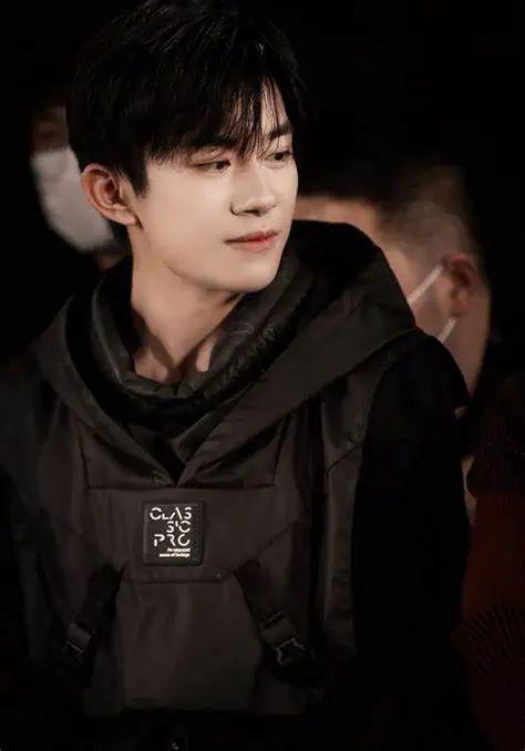 易烊千玺吃瓜娱乐视频,娱乐视频引发网友热议